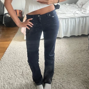 Filippa K jeans  - Mörkblå lågmidjade och bootcut jeans från Filippa K, storleken är 27/34, midjemåttet rakt över är 33cm och innerbenslängden är 76cm. Skriv för frågor eller fler bilder💕