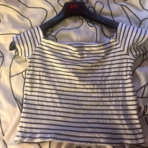 Randig offshoulder topp  - Säljer en vit och svart randig offshoulder topp med korta ärmar. Har använt en gång 