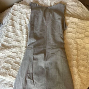 Grå ärmlös klänning Michael Kors - Snygg grå klänning från Michael Kors i väldigt fint skick, inga defekter. Nypris ca 4000 - 5000 kr skulle jag gissa på, säljs inte längre men priset ligger där omkring. Storlek 4 men xs/s i eu-mått. Pris går att diskutera! Skriv vid funderingar 😊