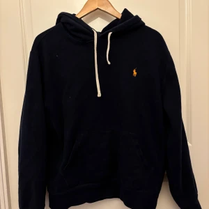 Polo Ralph Lauren hoodie - Mörkblå Ralph lauren hoodie. Skick 8,5/10. Skriv vid frågor.