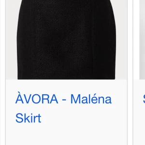 Svart kortkjol från ÀVORA - Snygg svart kortkjol från ÀVORA med stilren design och ett litet bälte med silverfärgat spänne i midjan. Kjolen har en rak passform och är tillverkad i ett strukturerat tyg som ger en cool vibe. Perfekt att matcha med en croppad topp. Helt ny, endast testat på. Passar mig som har XS/S. 720 på hemsidan, säljer för 500.