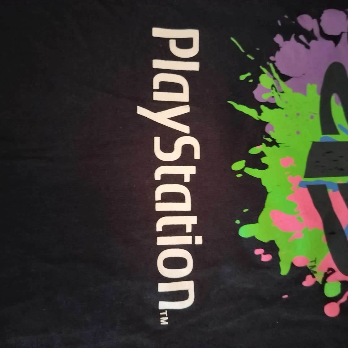 Svart PlayStation t-shirt med färgstänk - 2