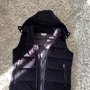 Mocka väst mörkblå - Mörkblå mocka västs i storlek m från Philippe alldrig använd hör av dig vid frågor 