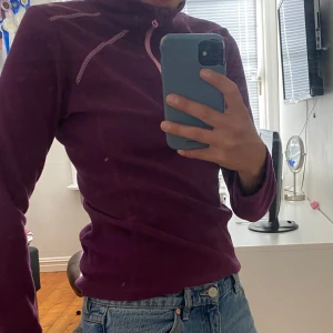 Mörklila fleece  från Exani - Säljer en mörklila fleece från Exani i mjuk fleece med ljusrosa detaljer .