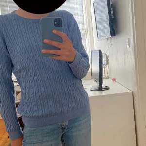 Ljusblå kabelstickad tröja från H&M - Säljer en ljusblå kabelstickad tröja från H&M storlek M. 