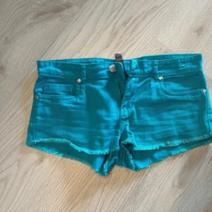 Turkosa shorts - Snygga turkosa shorts från Denim Co. De är lågmidjade och i Storlek S! 🩷