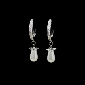 Silvriga örhängen med pärldroppar - Snygga örhängen i silverfärg med glittrande stenar på ringen och hängande vita pärldroppar dekorerade med en liten stjärna upptill. Perfekta för att ge din look lite extra shine och elegans.