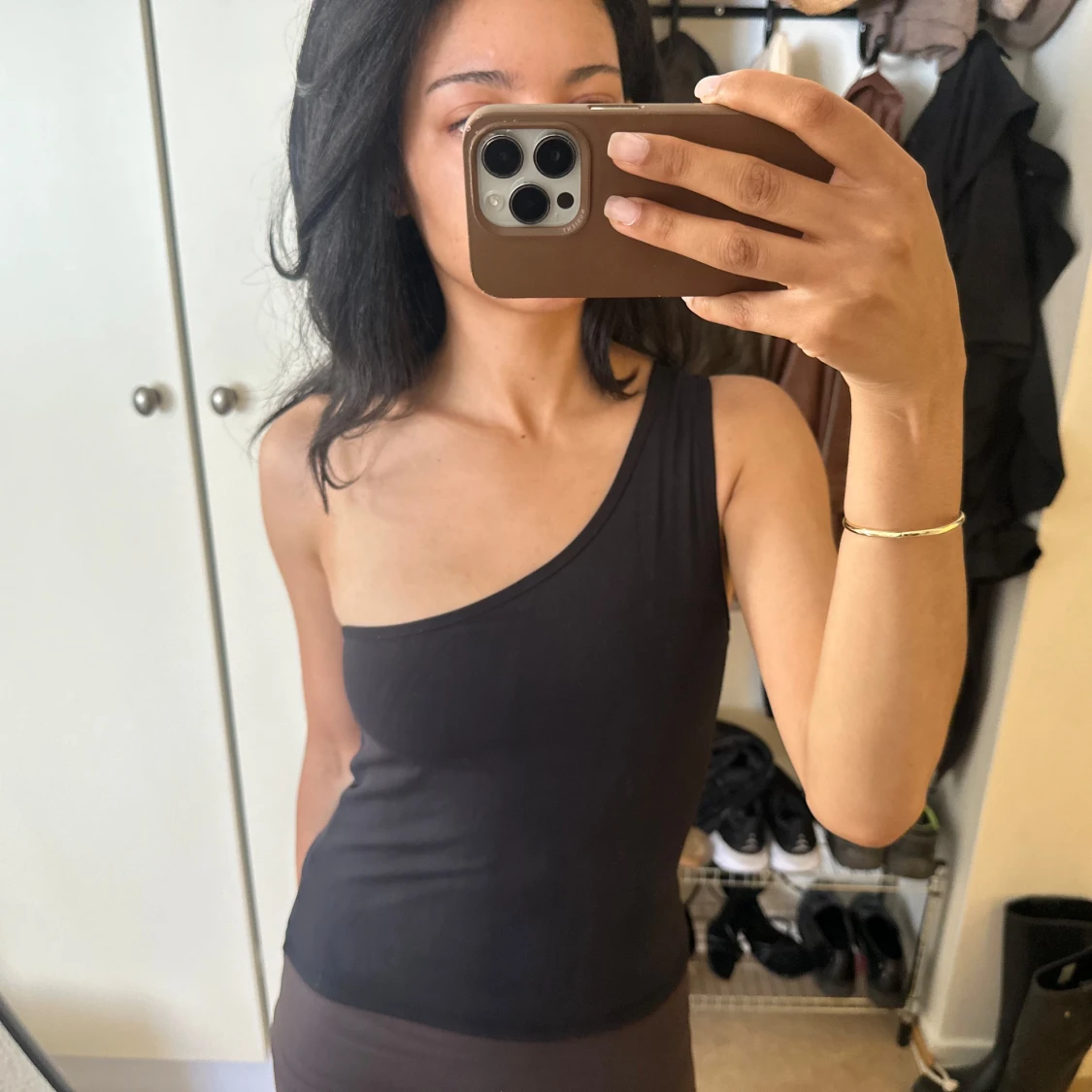 Svart one shoulder topp Josefine HJ x NAKD - 1