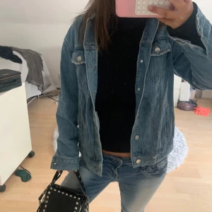 Jeansjacka med coola detaljer.  - super snygg som inte används!!