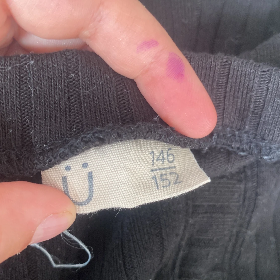 Svart ribbad blus med knappar - 2