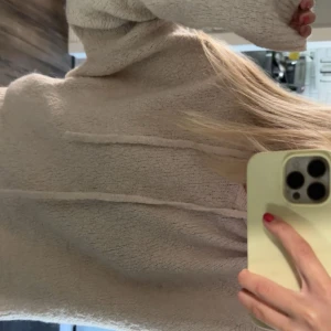Beige stickad tröja från Gina Tricot - Mysig beige stickad tröja från Gina Tricot i storlek M. Tröjan har en hög krage och långa ärmar, med en fluffig och mjuk känsla. Perfekt för lager-på-lager och chill dagar och speciellt nu inför hösten 🍂 . Snygg och enkel att matcha med jeans eller kjol, i riktigt bra skick! 