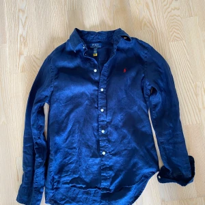 Mörkblå linneskjorta från Polo Ralph Lauren - Snygg mörkblå skjorta från Polo Ralph Lauren i linne. 