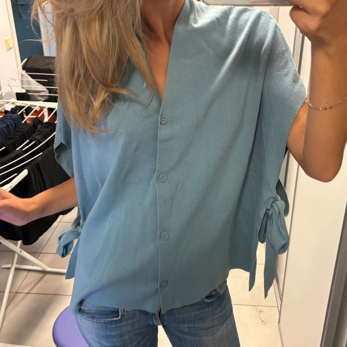 Blå skjorta med knyt i sidan