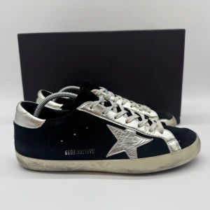 GOLDEN GOOSE SNEAKERS - Golden Goose sneakers - Skick: 8,7/10 - Tillbehör: Enbart skorna - Storlek 41 sitter som 42 - Nypris: runt 6000kr - deluxecloset