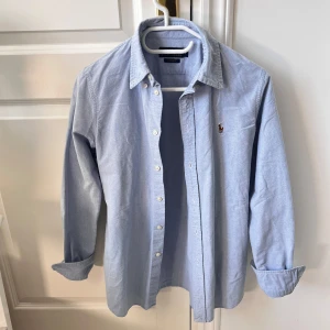 Ralph Lauren ljusblå skjorta - Som ny, inga defekter. Skulle rekommendera till någon som är omkring 160-170 då den är alldeles för liten på mig som är 180,75 kg. Kom med frågor! Lite tjockare i materialet så perfekt för hösten ghädas😴