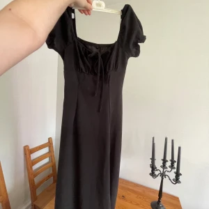Svart sommar klänning - Säljer ännu en sommar klänning ✨ väldigt väldigt söt och skön klänning som tyvärr inte kommer till användning. Lappen sitter fortfarande kvar då jag endast testat den.💕