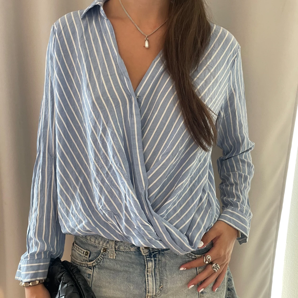 Blåvit randig omlott skjorta