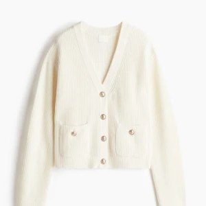 Vit ribbad kofta med knappar - vit kofta från h&m☺️ säljer pga att den ej kommer till användning🤗 använd max 3 ggr