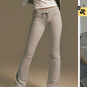 Grå mjukisbyxor med snörning - Snygga ljusgrå mjukisbyxor med bootcut och snörning i midjan. Byxorna har en slim passform och är tillverkade i mjukt bomullsmaterial. Perfekta för en chill och avslappnad stil. Dessa är tyvärr lite för små för mig, skriv om bilder🥰