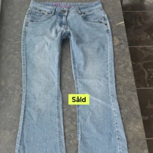 lågmidjade ljusblå jeans - så så fina jeans men som tyvärr var för korta på mig!! Midjemått tvärsöver: 40cm, Midjehöjd: 21cm, Innerbenslängd: 77cm🩷