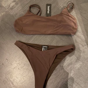 Helt ny bikini från Bohoo  - Ett helt oanvänt bikiniset från bohoo. Säljs på grund av att jag råkade beställa två par😅 överdelen är i storlek 40 och underdelen i storlek 36