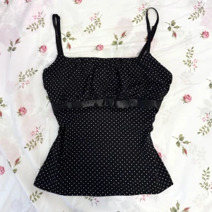 vintage y2k dark coquette prickig topp - jättesöt vintage topp, fint skick 💜lägg bud