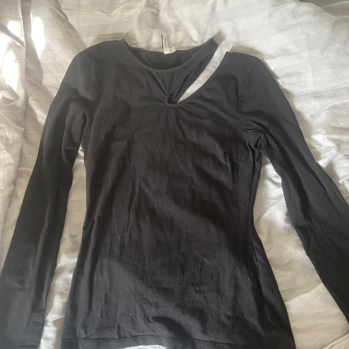 Svart långärmad topp med cut-out