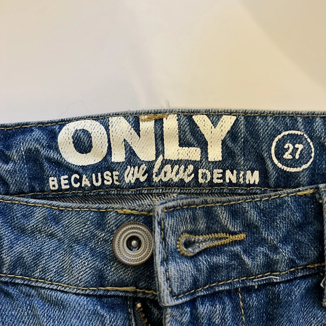 Blå jeanskjol med slitningar från ONLY - 2