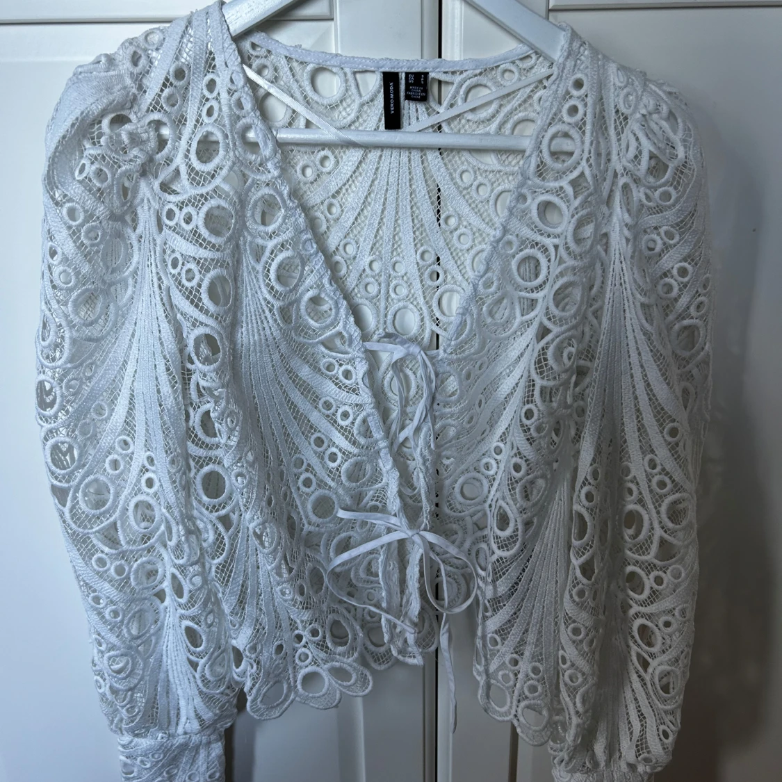 Vit spetsblus med snörning från Veromoda!