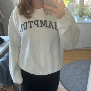 Sweatshirt - Säljer en vit sweatshirt med texten ”HAMPTON”. Storlek M. Använd fåtal gånger och är i acceptabelt skick. Skriv om du har frågor! 💖