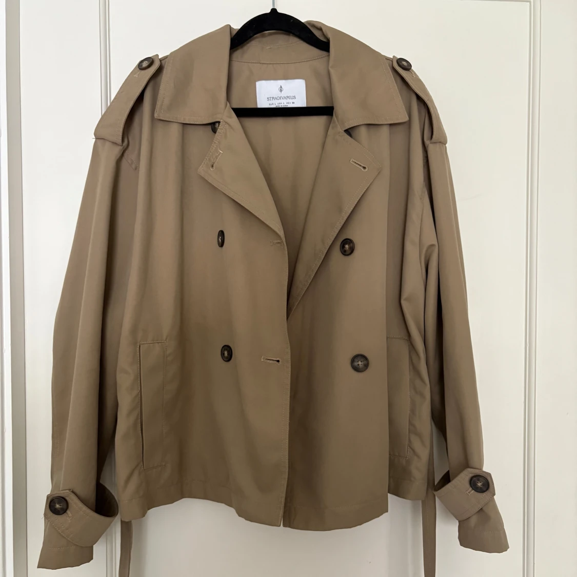 Kort beige trenchcoat från Stradivarius