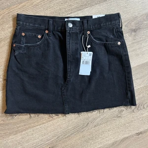 Svart jeanskjol med rå kant - Helt ny jeanskjol från mango. 