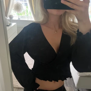 Svart långärmad blus  - Helt oanvänd svart blus med volang samt lång ärm. Den är kortare i modellen men inte som en magtröja. Skriv om du har några frågor eller vill ha fler bilder!🌸💕