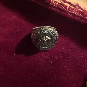 V medusa ring silver - Priset kan diskuteras vid snabb affär 