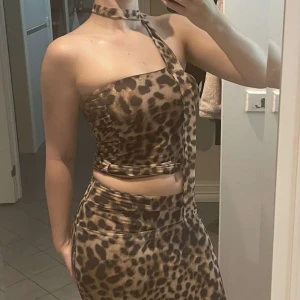 Leopard set - Leopardmönstrat set i storlek S/M, kjol samt topp med band 🩷