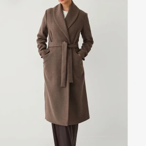 Brun kappa med bälte och sjalkrage - Jättefin brun kappa från Ellos som jag köpte för ca. 1100kr. Endast använd ett fåtal gånger! I strl 38 så passar S/M.