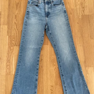 Blåa flare jeans med hög midja - Snygga och bekväma ljusblåa jeans som är högmidjade. Säljer den för att jag passar inte i den längre men den är i en väldigt bra skick utan slitna kanter. 