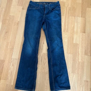 Mörkblå bootcut jeans Esprit 27/32 - Snygga mörkblå jeans från Esprit i bootcut-modell. Klassisk femficksdesign med dekorativa sömmar på bakfickorna och normal passform. Tillverkade i mjukt denimtyg som sitter skönt hela dagen.