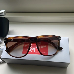 Ray ban boyfriend leopard  - Snygga Ray-Ban boyfriend solglasögon i brun transparent plast med klassisk fyrkantig form. Modellen är RB4147 med bruna tonade glas och diskret Ray-Ban-logga på skalmarna. Kommer med originalfodral, putsduk och box.