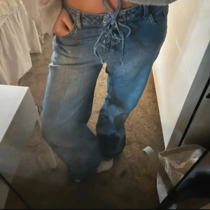 Raka jeans med knytdetalj - Såå snygga jeans från nakd x Ella Karberg💓