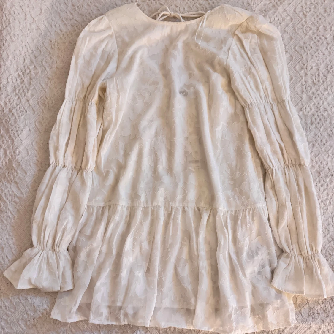 Vit klänning med volang