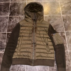 Moncler cardigan - Säljer min gröna cardigan från moncler, storlek S, mycket bra skick 10/10, sjukt skön och passar ihop med de flesta kläder! Hör av dig vid funderingar eller mer info och priset går att diskutera!!😊😊