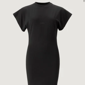 Svart t-shirtklänning från Avora - En svart, enkel t-shirtklänning från Avora. Säljer pga av att den är aningen för stor för mig. Aldrig använt prislapp kvar. Nypis 1200kr