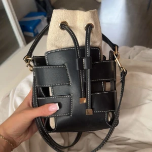 Svart väska från hm - Populära väskan från hm i svart endast använd ett par gånger