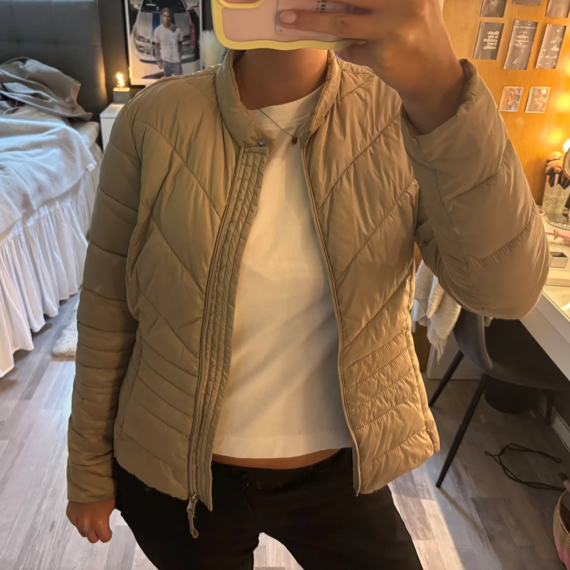 Beige pufferjacka med dragkedja - 1