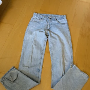Vintage Levi's ljusblå raka jeans - Vintage straight mid/high waisted Levi's jeans  Saknar märkes lappen där bak(se bild 8) och benen är lite uppklippta + ett litet hål på ena knät. Sitter inte som de ska på mig pga att de är för små. 36 cm rakt över, troligtvis xs/s  Pris går att diskutera