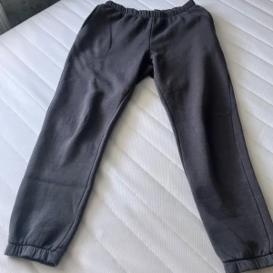 Mörkgrå mjukisbyxor från Nelly - Mörkgrå mjukisbyxor från NLY Trend med resår i midjan och vid bensluten. Byxorna är i mjukt material och har en relaxed passform, knappt använda. Vid frågor hör av dig!