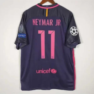FC Barcelona Neymar Jr 11 matchtröja - Säljer en mörkblå FC Barcelona fotbollströja med Neymar Jr och nummer 11 i rosa på ryggen. Tröjan har korta ärmar, Champions League- och Respect-patchar på ärmarna samt rosa detaljer och Unicef-tryck. Perfekt för dig som älskar Barca och Neymar.