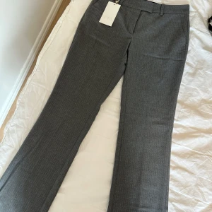 Grå randiga kostymbyxor från Zara - Materialet känns mjukt och har en lätt stretch för extra. Aldrig använt, prislapp fortfarande på.