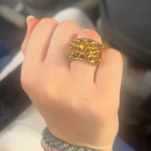 Guldig ring med nitar - Ring från Edblad. Guldig fin ring i jättebra skick. Helt ny. Säljer då den va lite förliten för mig.💕(pris kan diskuteras)